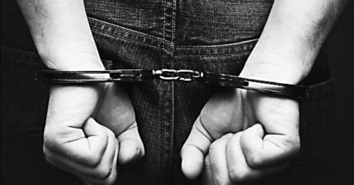 疑吸毒后 逃避盘查 警开车追 扣2前科犯