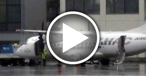 日客机引擎空中结冰熄火 迫降机场乘客全程恐慌