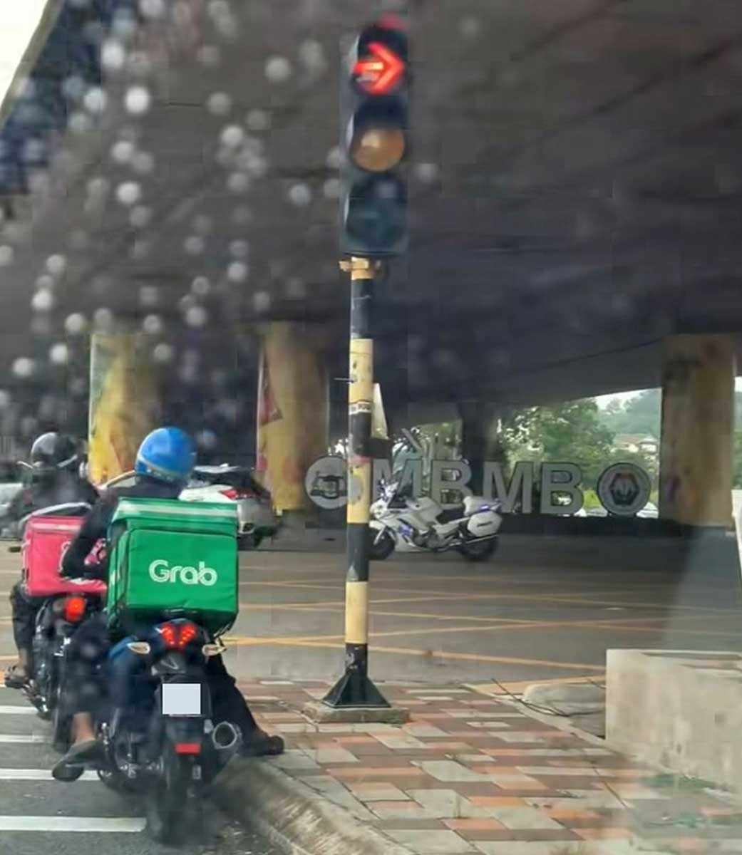 交警把摩哆停泊在路中，优先让对面载着重要游客的旅游巴士通行而引起非议。（截图自网络）