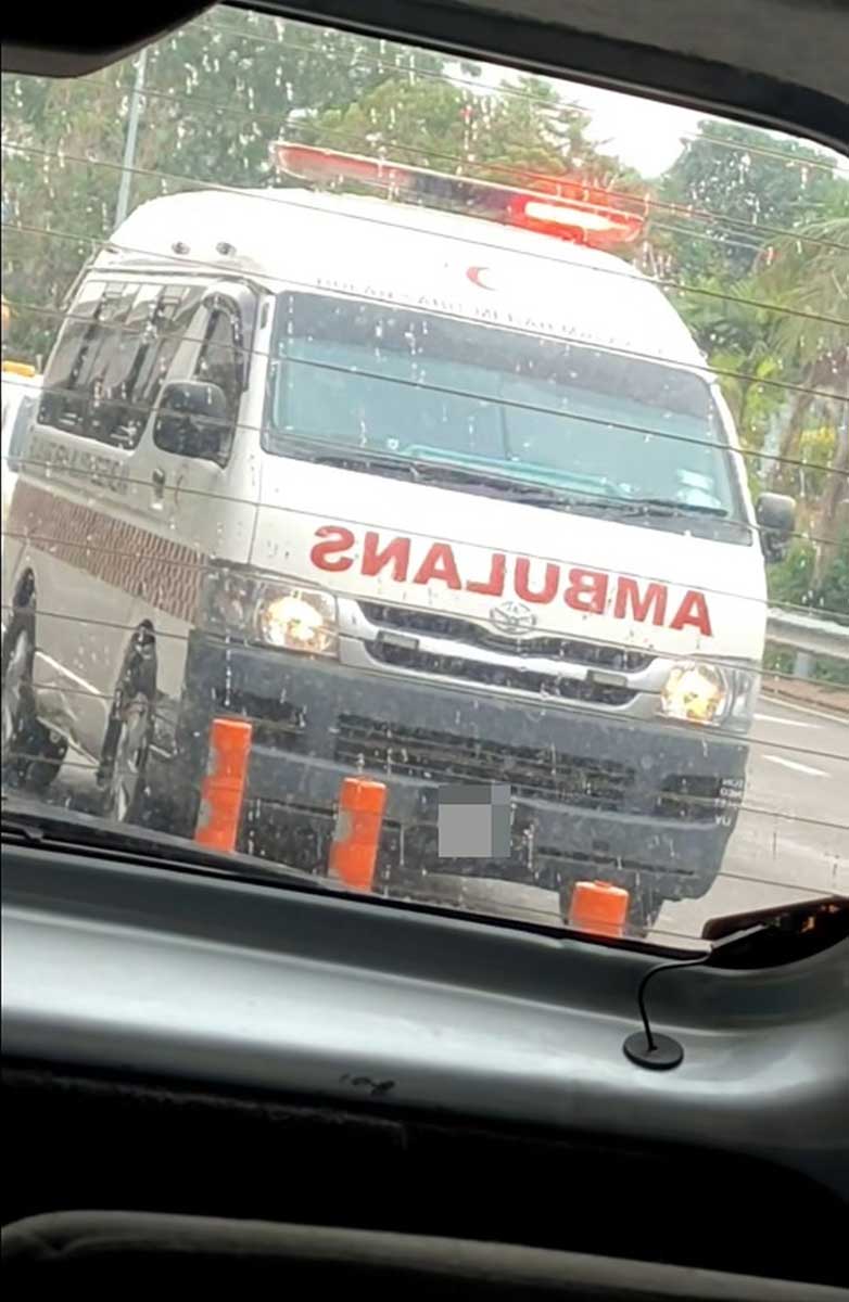 响着警号的救护车也被迫停下等待。（截图自网络）