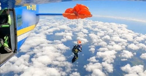 勾住机尾悬吊高空 跳伞员断绳自救