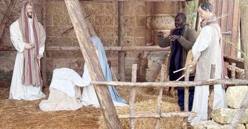 逃犯扮雕像藏身圣诞布景 遭市长路过慧眼识破