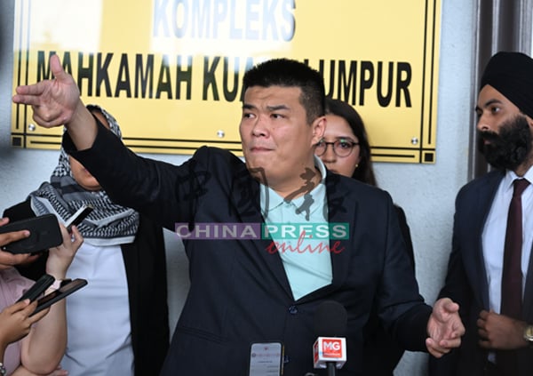 刁健城说,执法人员用枪指着他和妻子。