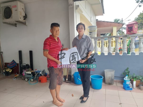 胡昌淦(左起)在黄祥銮的陪同下召开记者会,并促请阿窿停止骚扰。