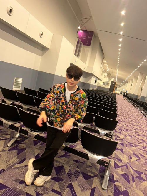 张起政8日开开心心带全家人出发去日本旅行。