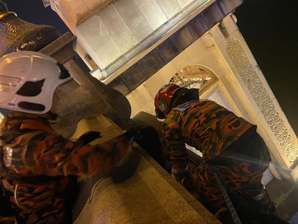 消拯员劝告试图轻生的女子。

