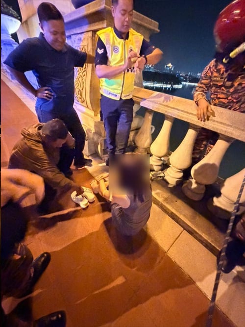 警员和消拯员最终成功打消女子的念头。