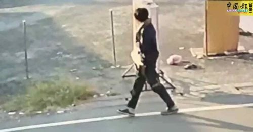 习惯把蟒蛇当围巾 男被勒颈倒地溅血