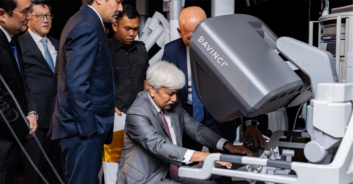 森州元首殿下亲自操作达文西机器人手术系统主持剪彩开幕式。