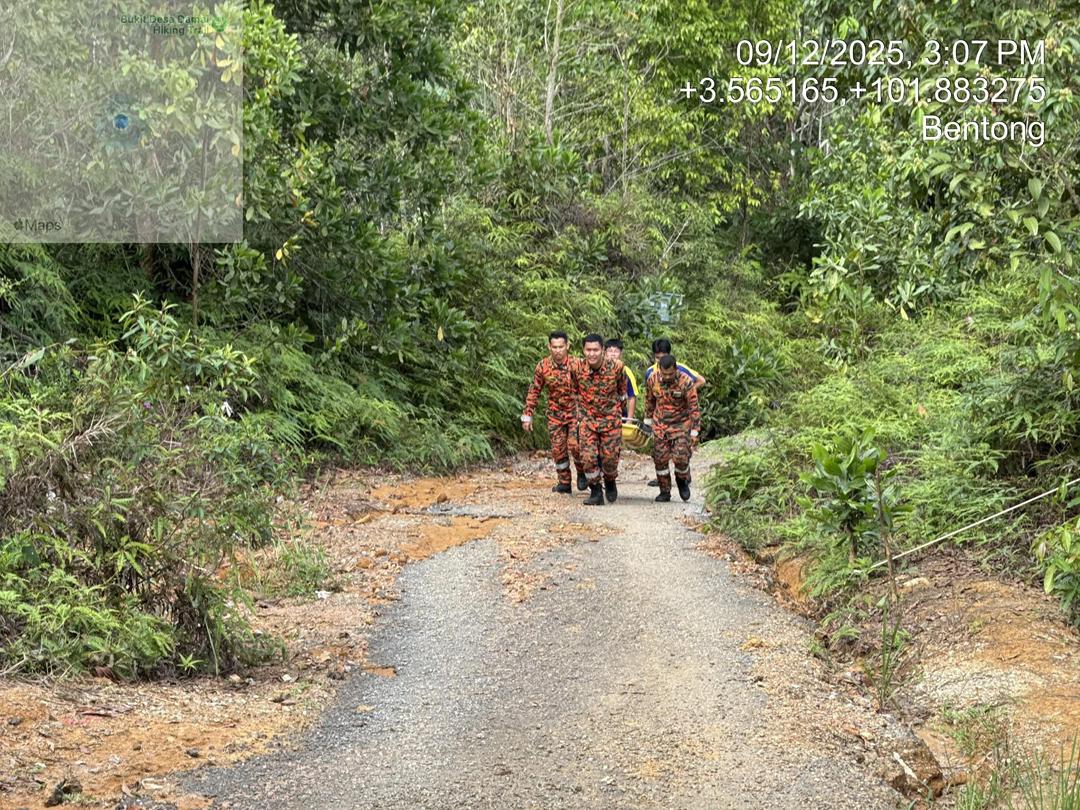 消拯员搬运遗体下山,令人悲痛不已。