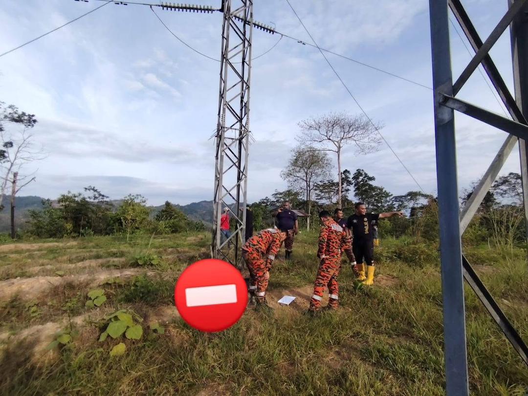 消拯员查阅疑似在现场留下的字条。