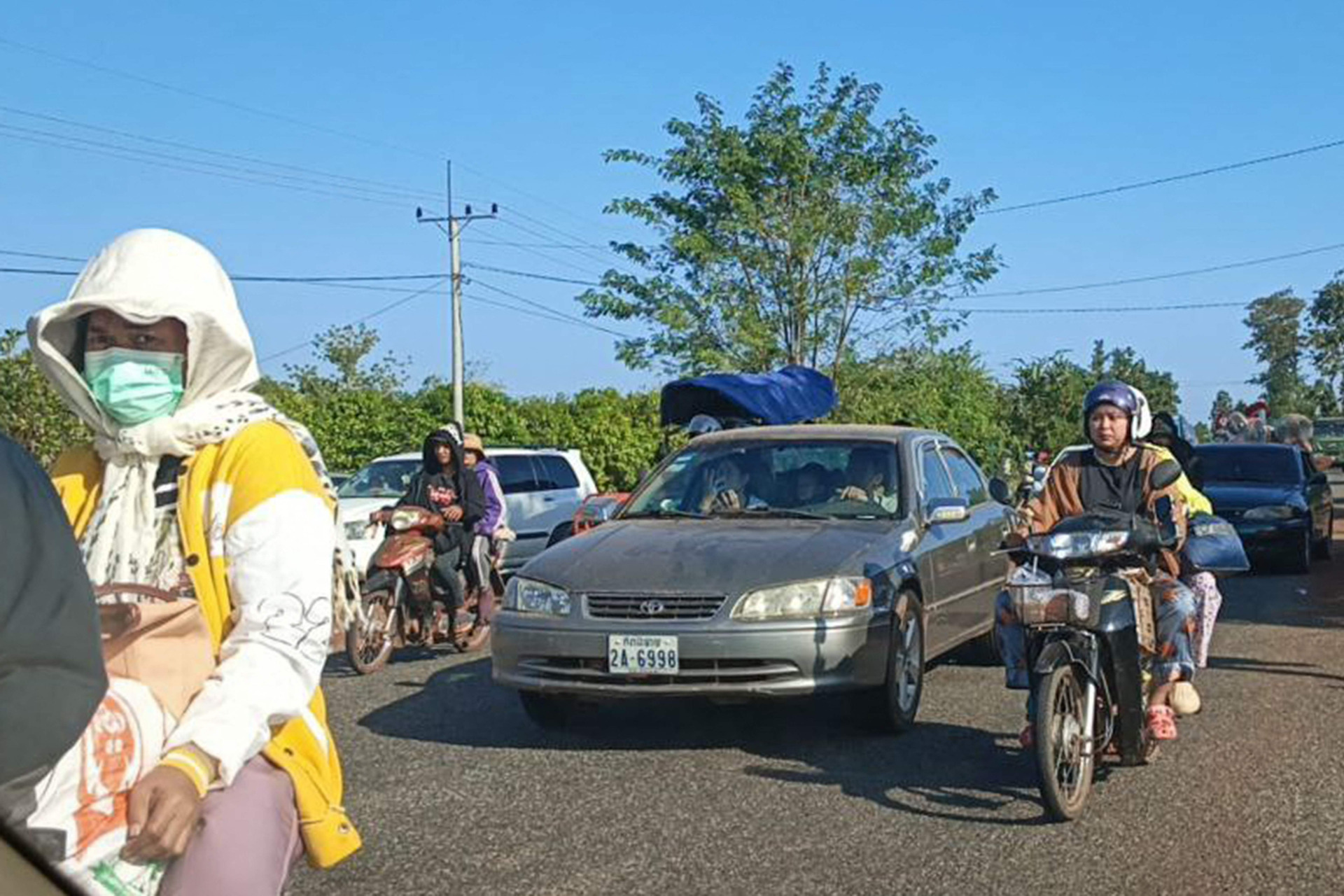 周一在柬埔寨柏威夏省泰柬边境地区,居民纷纷撤离。(法新社)