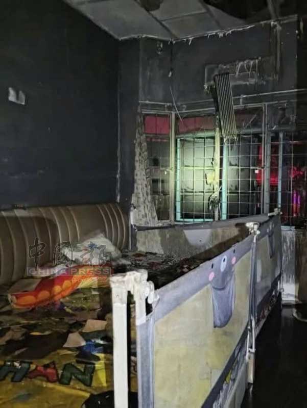 客厅和睡房的家具及生活用品无一幸免，整栋屋已无法继续居住。
