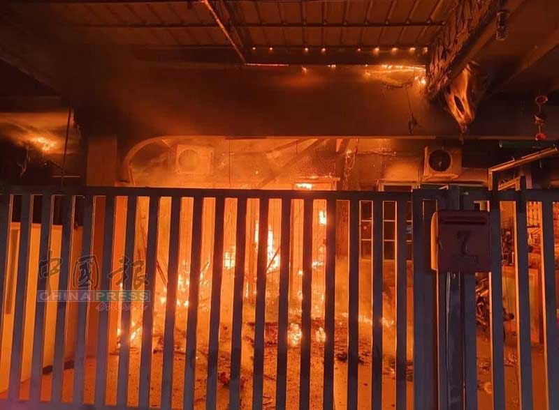 火势迅速蔓延，整个庭院瞬间被烈焰吞没。
