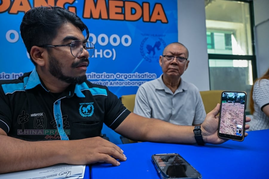 杨先生与女婿在记者会开始前打视频，诉说目前的无助处境。