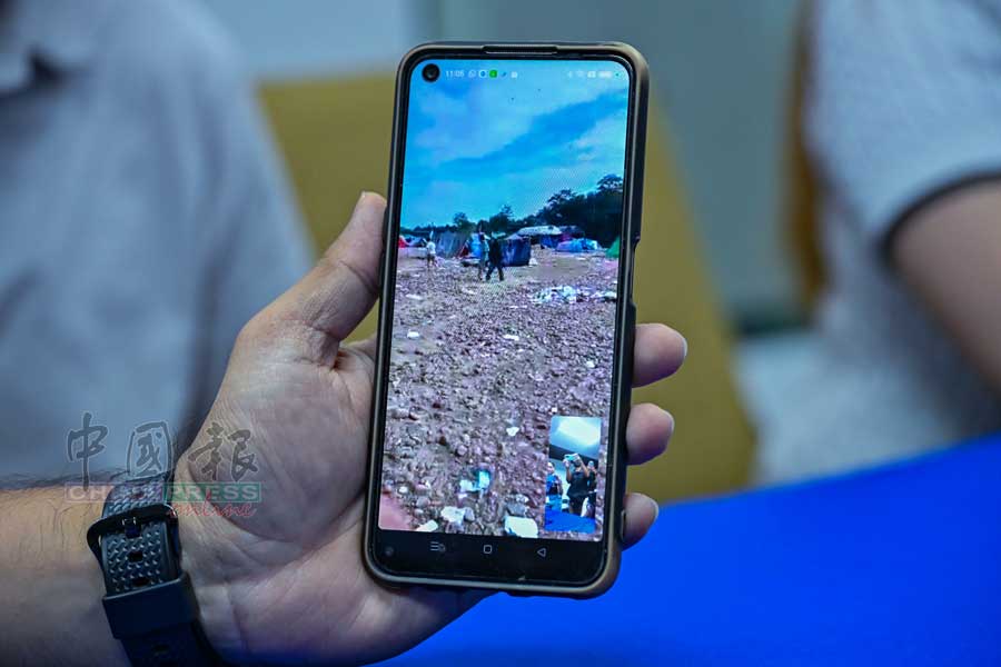 杨先生与女婿在记者会开始前打视频，诉说目前的无助处境。