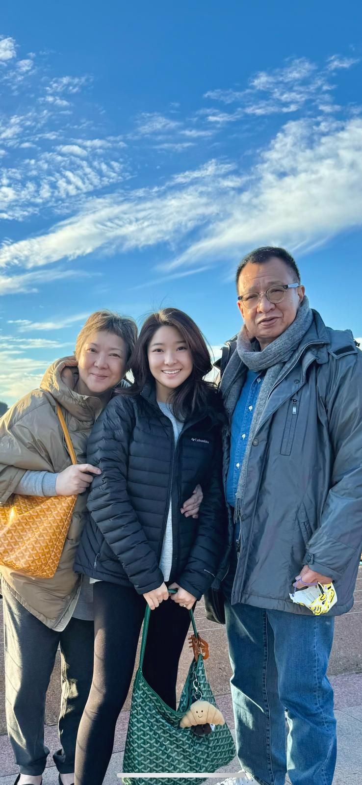 许惠菁指难面对爸爸离世，即使拍照也下意识为父预留一个空位。