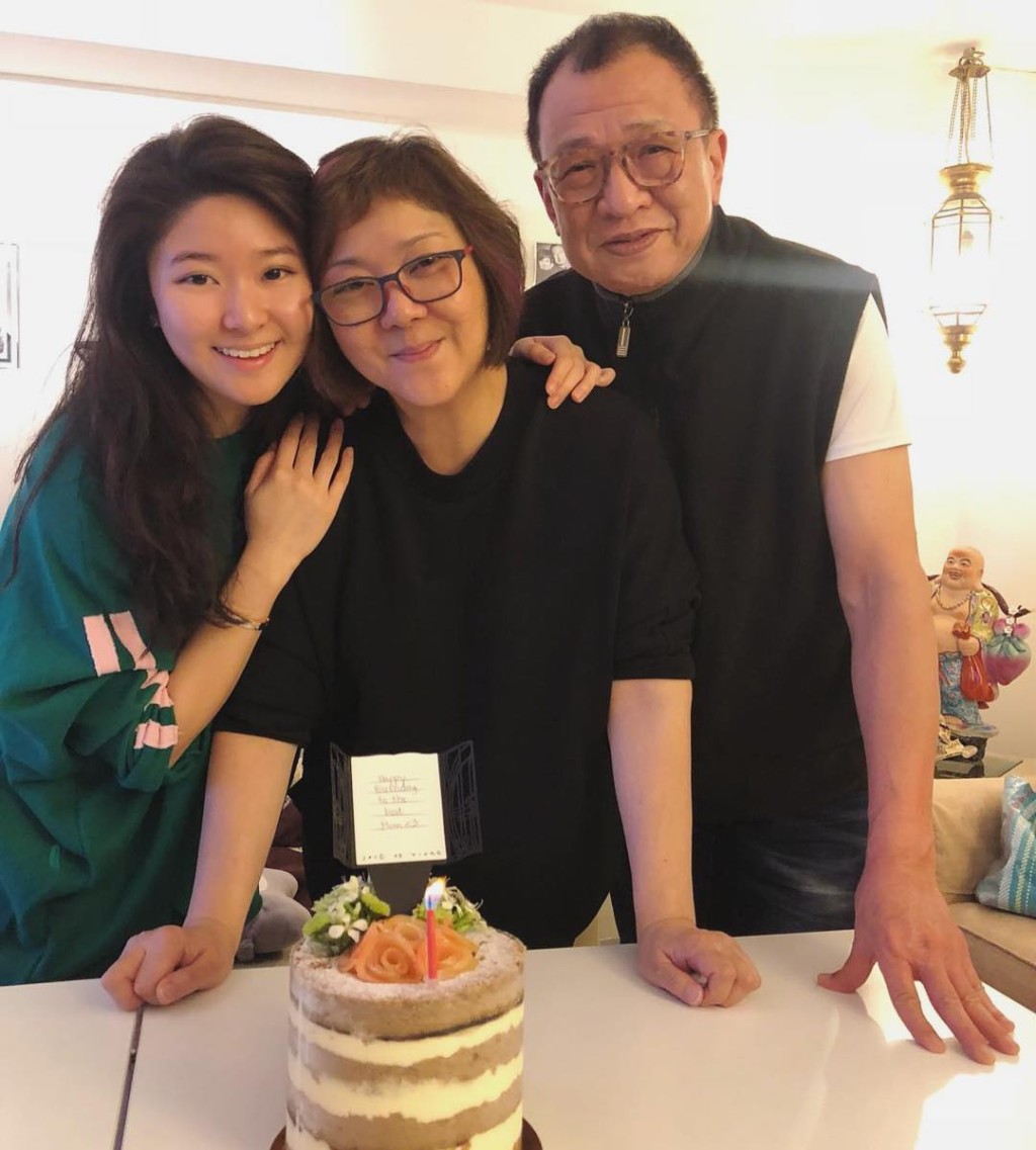 龙嬿而指许绍雄弥留时，有些艺人好友守候许绍雄至半夜。