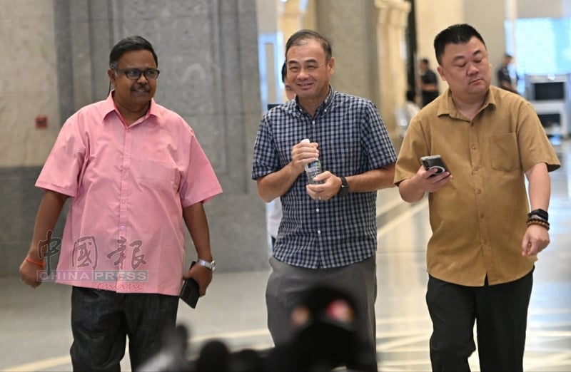 博彩业者在离开法庭时，神情轻松。