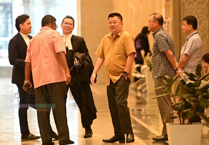 上诉庭维持原判后，博彩业者与希克马（左）和冯文龙（左3）愉快交流。
