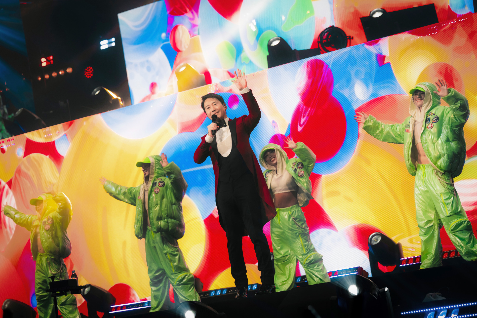 自嘲跳舞水皮 黎明坐唱劲歌