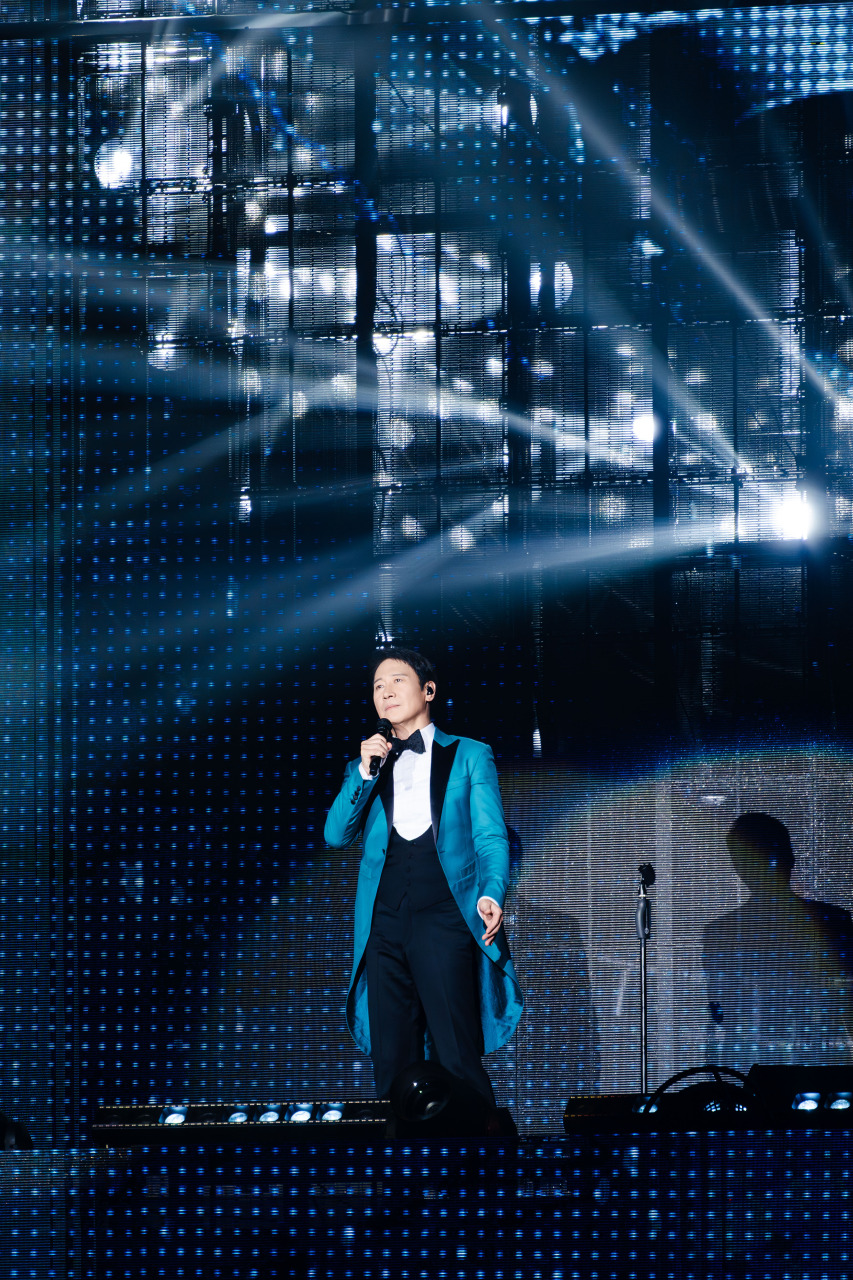 自嘲跳舞水皮 黎明坐唱劲歌