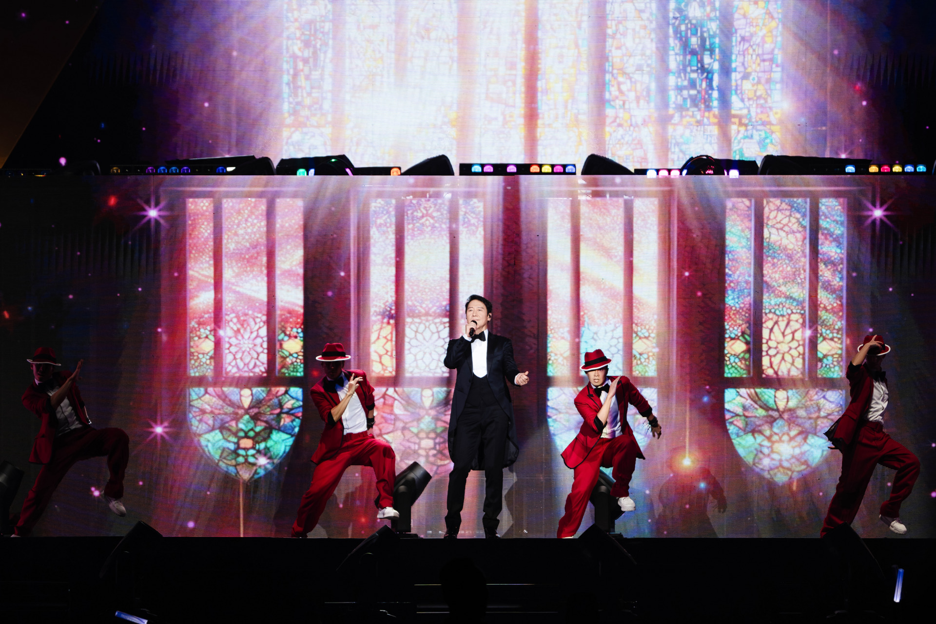 自嘲跳舞水皮 黎明坐唱劲歌