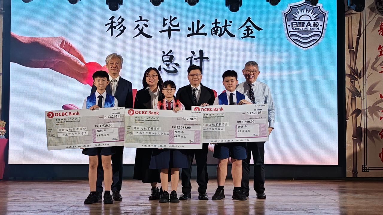 毕业生移交1万5208令吉毕业献金献捐给家教协会，后左起为傅子赚、何诗双、叶锦贵、骆育谦。