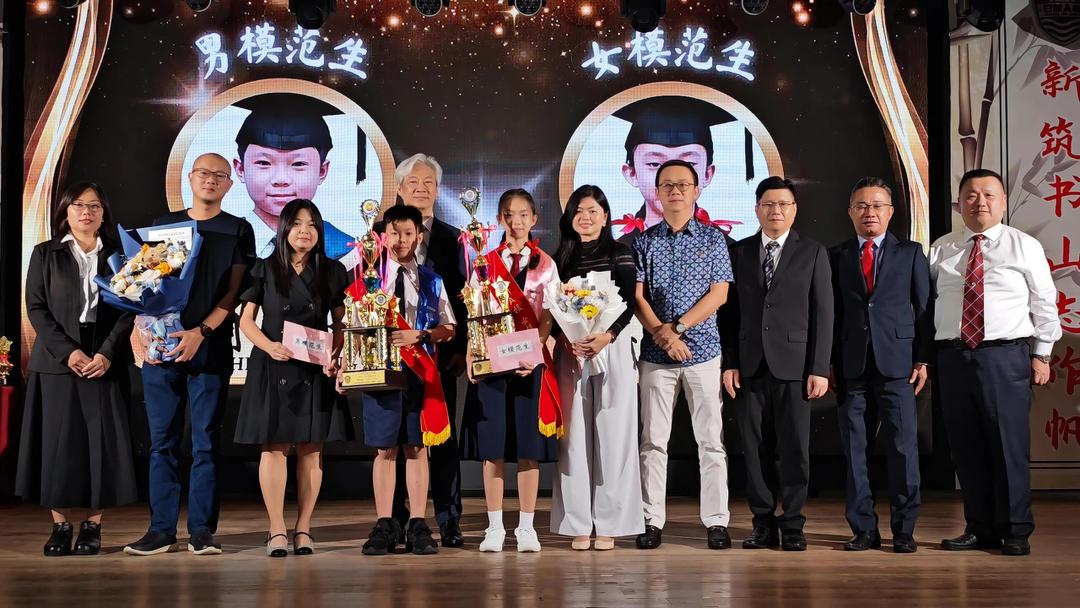 学校颁奖给男女模范生，前左4起为男模范生周励扬、女模范生林芊妤，前左者为何诗双，左4（后）为傅子赚，右起为黄和森、王嵣荃、叶锦贵及模范生家长陪同。