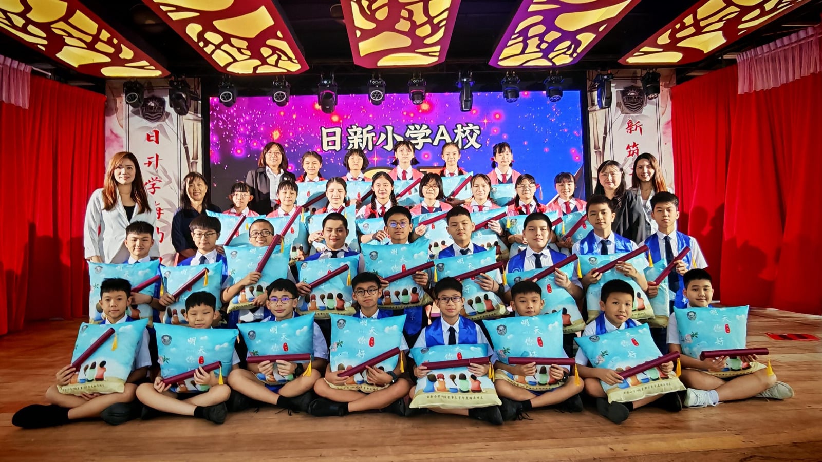 这个毕业礼物 非一般 81毕业生 获赠“毕业枕”