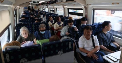 双轨电动火车新山首发 新加坡搭客见证历史