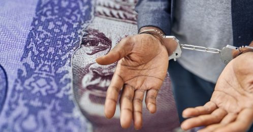 为养家借银行户头给诈骗分子 男子哽咽求情 判监6个月