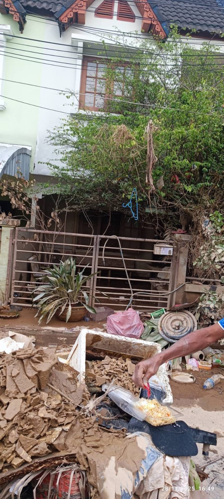 张茂德住家遭洪水侵蚀。