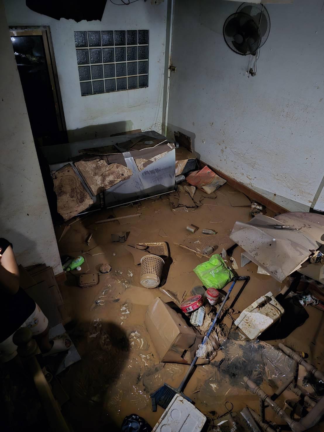 张茂德住家遭洪水侵蚀。