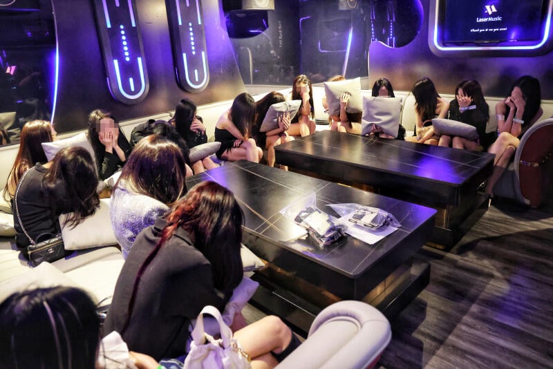 一个KTV包厢内16名陪酒女接受调查。
